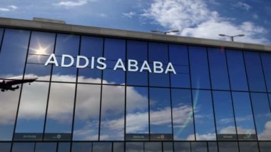 Etiyopya, Addis Ababa 'ya jet uçağı iniyor. Cam havaalanı terminali ve uçağın yansıması ile şehre varış. Seyahat, iş, turizm ve ulaşım kavramı.