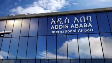 Etiyopya, Addis Ababa 'ya jet uçağı iniyor. Cam havaalanı terminali ve uçağın yansıması ile şehre varış. Seyahat, iş, turizm ve ulaşım kavramı.
