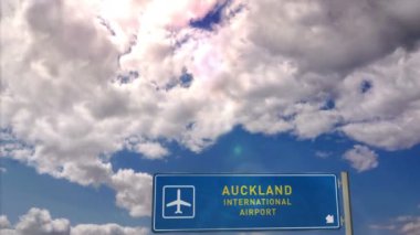 Jet uçağı Auckland, Yeni Zelanda 'ya iniyor. Havaalanı istikameti işaretli şehir gelişi. Seyahat, iş, turizm ve ulaşım konsepti. 3B canlandırma canlandırması.