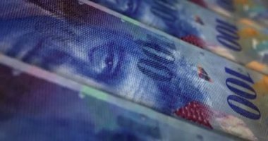 İsviçre Frangı banknot döngüsü. 100 CHF para dokusu. İsviçre 'de bankacılık, ticaret, kriz, durgunluk, ekonomi, tasarruf ve finans kavramı. Notların üzerinden geçiyorum. Döngüsüz 3D canlandırma.