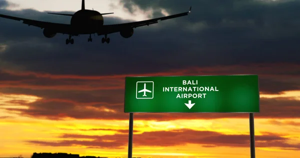Silhouette Avion Atterrissant Bali Indonésie Arrivée Ville Avec Panneau Direction — Photo