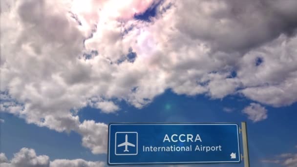 Літак Джет Приземляється Аккрі Гана Прибуття Міста Знаком Напрямку Аеропорту — стокове відео