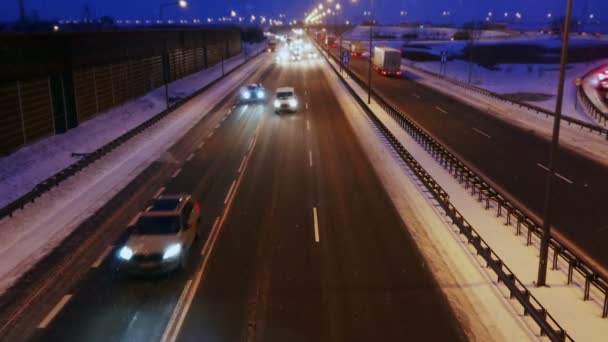 Jazda Autostradzie Sezonie Zimowym Nocna Burza Śnieżna Trasie Niebezpieczne Warunki — Wideo stockowe
