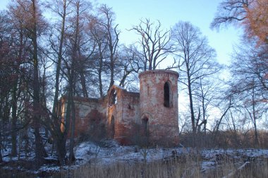 Adadaki ortaçağ şatosu harabeleri. Eski, unutulmuş bir binayla kış manzarası..