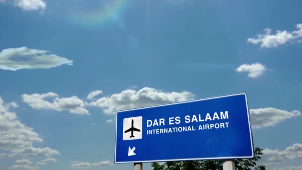 在坦桑尼亚达累斯萨拉姆着陆的喷气式飞机 城市到达与机场方向标志 旅游和运输概念 3D渲染动画 — 图库视频影像