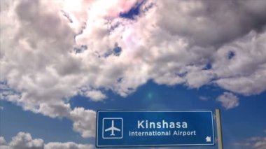 Kinshasa, Kongo 'ya bir jet uçağı iniyor. Havaalanı istikameti işaretli şehir gelişi. Seyahat, iş, turizm ve ulaşım konsepti. 3B görüntüleme.