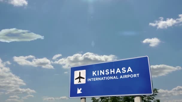 Самолет Приземлился Киншасе Конго Прибытие Город Указателем Направления Аэропорта Концепция — стоковое видео