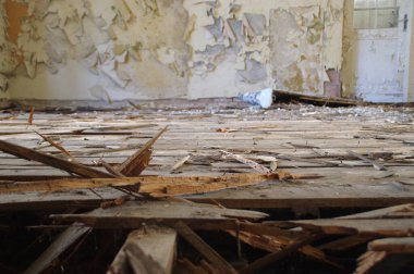 Terk edilmiş eski bir ev. Hasarlı zemini olan binanın kalıntıları..