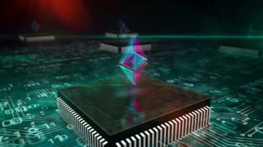 Ethereum sembolü. Şifreli para dijital para, siber para ve kripto para madencilik ikonu animasyonu. 3 boyutlu kamera çalışan bilgisayarın içindeki devre üzerinde uçuyor..