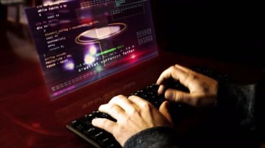 Bilgisayar korsanı klavyede daktilo ve hologram ekranında bağlantı işlemi yapıyor. İstikrarlı madeni para sembolü, kripto para, siber para ve dijital dolar soyut kavramı. El sıkışma kamerası.