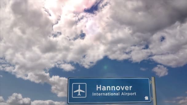 ドイツのハノーバーにジェット飛行機の着陸 空港の方向標識付きの都市到着 ビジネス 交通の概念 3Dレンダリング — ストック動画