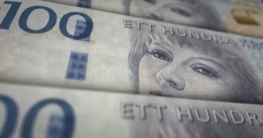 İsveç Kronu banknot döngüsü. 100 SEK para dokusu. İsveç 'te ekonomi, iş, bankacılık, borç ve finans kavramı. Notayı kaydırıyorum. Döngüsüz 3D canlandırma.