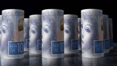 İsveç Kronu para ruloları 3D döngü animasyonu. SEK 'in önünde hareket eden bir kamera var. İsveç 'te kusursuz döngüsüz ekonomi, finans, nakit, iş ve borç kavramı.