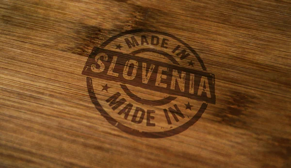 木の箱に印刷されたスロベニアの切手で作られました 製造業 生産国の概念 — ストック写真