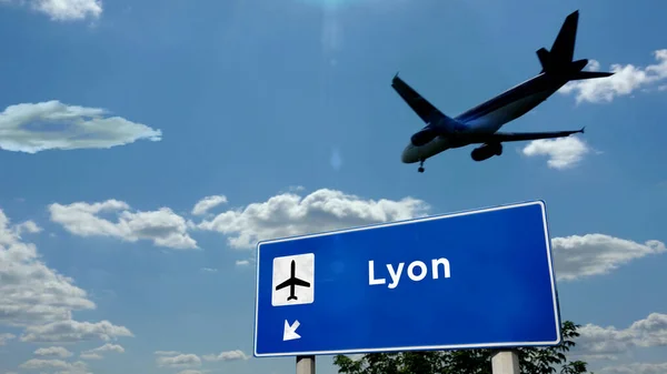 Vliegtuigsilhouet Landt Lyon Frankrijk Stad Aankomst Met Internationale Luchthaven Richting — Stockfoto