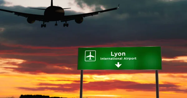 Vliegtuigsilhouet Landt Lyon Frankrijk Aankomst Stad Met Luchthaven Richting Bord — Stockfoto