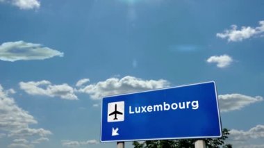 Lüksemburg 'a jet uçağı iniyor. Havaalanı istikameti işaretli şehir gelişi. Seyahat, iş, turizm ve ulaşım konsepti. 3B canlandırma canlandırması.