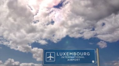 Lüksemburg 'a jet uçağı iniyor. Havaalanı istikameti işaretli şehir gelişi. Seyahat, iş, turizm ve ulaşım konsepti. 3B canlandırma canlandırması.