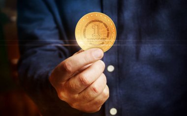 Bitcoin kripto para sembolü. Eldeki altın para soyut kavram..