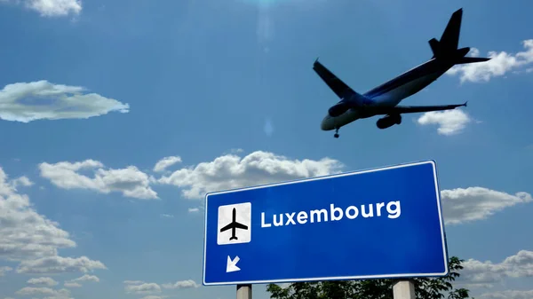在卢森堡着陆的飞机轮廓 城市到达与国际机场方向的标志板和蓝天为背景 旅行和运输概念 — 图库照片