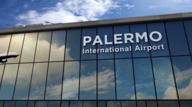Palermo Sicilya, İtalya 'ya iniş yapan bir jet uçağı. Cam havaalanı terminali ve uçağın yansıması ile şehre varış. Seyahat, iş, turizm ve ulaşım kavramı.