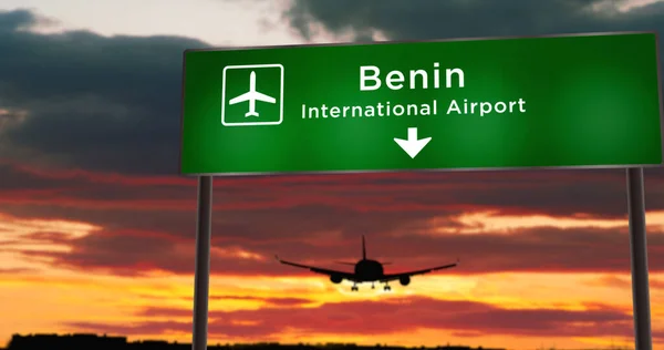 Vliegtuigsilhouet Landt Benin Nigeria Aankomst Stad Met Luchthaven Richting Bord — Stockfoto