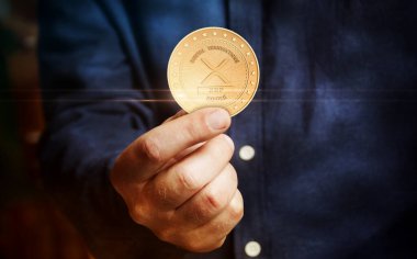 Dalgalanan XRP kripto para sembolü elde bulunan altın para soyut konsept.