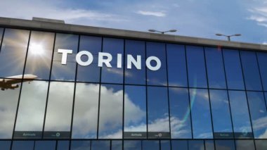 Torino, İtalya 'ya iniş yapan bir jet uçağı canlandırma yapıyor. Cam havaalanı terminali ve uçağın yansıması ile şehre varış. Seyahat, iş, turizm ve ulaşım kavramı.