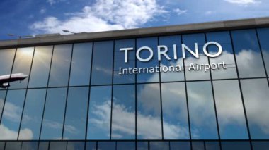 Torino, İtalya 'ya iniş yapan bir jet uçağı canlandırma yapıyor. Cam havaalanı terminali ve uçağın yansıması ile şehre varış. Seyahat, iş, turizm ve ulaşım kavramı.