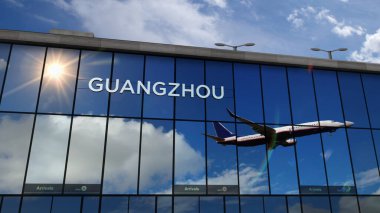 Guangzhou, Çin 'e Jet uçağı iniyor. Cam havaalanı terminali ve uçağın yansıması ile şehre varış. Seyahat, iş, turizm ve ulaşım kavramı.
