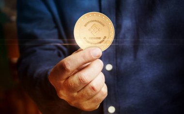 Binance BNB kripto para sembolü. Eldeki altın para soyut kavram..