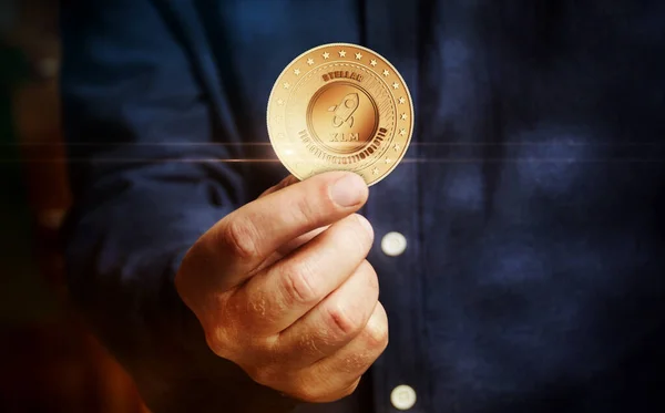 Αστρικό Xlm Σύμβολο Cryptocurrency Χρυσό Νόμισμα Στο Χέρι Αφηρημένη Έννοια — Φωτογραφία Αρχείου