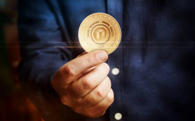 Neo altcoin kripto para sembolü. Eldeki altın para soyut kavram..