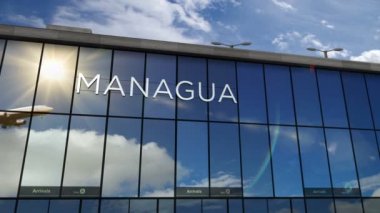 Managua, Nikaragua 'ya iniş yapan bir jet uçağı canlandırma yapıyor. Cam havaalanı terminali ve uçağın yansıması ile şehre varış. Seyahat, iş, turizm ve ulaşım kavramı.