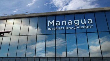 Managua, Nikaragua 'ya iniş yapan bir jet uçağı canlandırma yapıyor. Cam havaalanı terminali ve uçağın yansıması ile şehre varış. Seyahat, iş, turizm ve ulaşım kavramı.