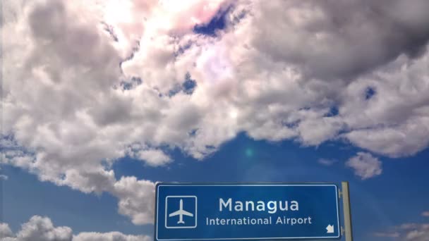 Jet Uçağı Managua Nikaragua Iniyor Havaalanı Istikameti Işaretli Şehir Gelişi — Stok video