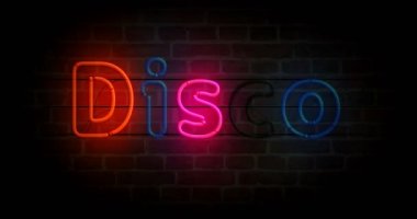 Disko neon sembolü tuğla duvarda. Retro gece hayatı müzik kulübü tabelası olan renkli ampuller. Döngüsüz ve kusursuz soyut konsept animasyonu.