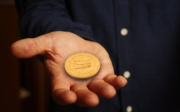 Символ Криптовалюты Solana Altcoin Золотая Монета Руке Абстрактная Концепция — стоковое фото