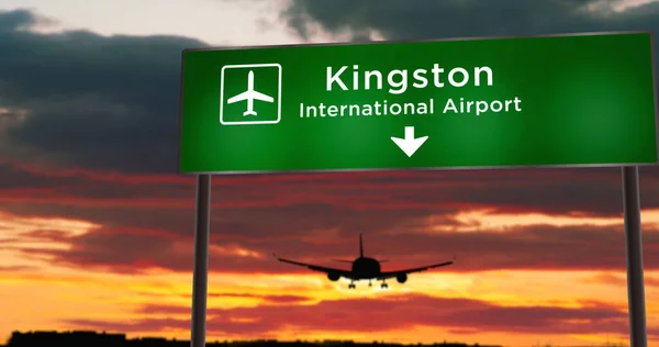 Sílhueta Avião Aterrissando Kingston Jamaica Chegada Cidade Com Placa Direção — Fotografia de Stock