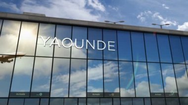 Yaounde, Kamerun 3D 'ye bir jet uçağı iniyor. Cam havaalanı terminali ve uçağın yansıması ile şehre varış. Seyahat, iş, turizm ve ulaşım kavramı.