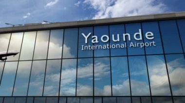 Yaounde, Kamerun 3D 'ye bir jet uçağı iniyor. Cam havaalanı terminali ve uçağın yansıması ile şehre varış. Seyahat, iş, turizm ve ulaşım kavramı.