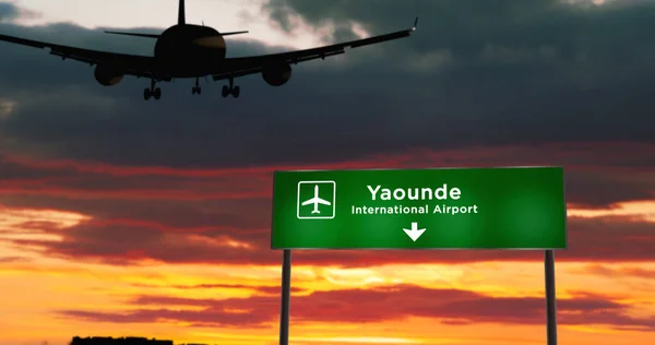 Vliegtuig Silhouet Landing Yaounde Kameroen Aankomst Stad Met Luchthaven Richting — Stockfoto