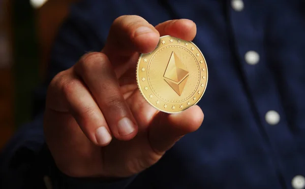 Символ Криптовалюты Ethereum Eth Золотая Монета Руках — стоковое фото