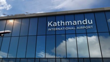 Katmandu, Nepal 'e iniş yapan bir jet uçağı canlandırma yapıyor. Cam havaalanı terminali ve uçağın yansıması ile şehre varış. Seyahat, iş, turizm ve ulaşım kavramı.