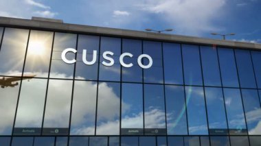 Cusco, Peru 'ya jet uçağı iniyor. Cam havaalanı terminali ve uçağın yansıması ile şehre varış. Seyahat, iş, turizm ve ulaşım kavramı.