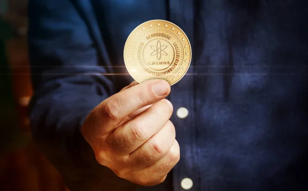 Cosmos Άτομο Cryptocurrency Σύμβολο Χρυσό Νόμισμα Στο Χέρι Αφηρημένη Έννοια — Φωτογραφία Αρχείου