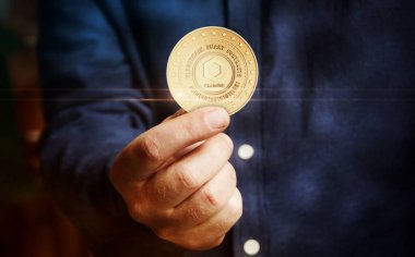 Zincirleme bağlantı kripto para sembolü elde bulunan altın para soyut konsept.