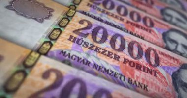 Macar Forint banknot döngüsü. HUF para dokusu. Macaristan 'da ekonomi, ticaret, kriz, bankacılık, durgunluk, borç ve finans kavramı. Notayı kaydırıyorum. Döngüsüz 3D canlandırma.