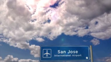 Jet uçağı San Jose, California, Kosta Rika 'ya iniyor. Havaalanı istikameti işaretli şehir gelişi. Seyahat, iş, turizm ve ulaşım kavramı.