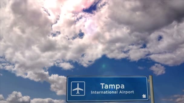 ジェット機がフロリダ州タンパに着陸 空港の方向標識付きの都市到着 ビジネス 交通の概念 — ストック動画